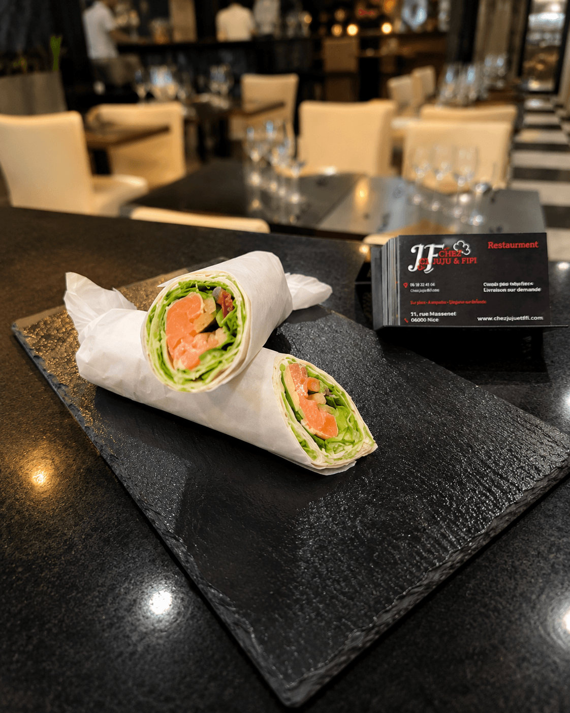 Wrap saumon présenté pour la sandwicherie Chez Juju & Fifi